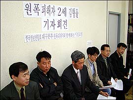 2002년 3월 대구 한 시민단체에서 피폭 2세 김형률 씨가 첫 기자회견을 하는 모습. 